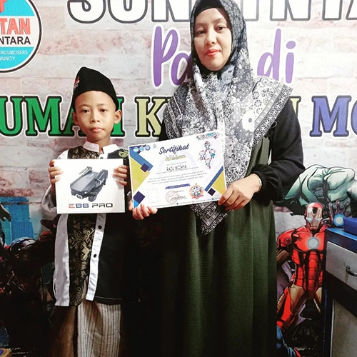 ss-37_0000_SUNAT NYAMAN TANPA RIBET TANPA HARUS NUNGGU LIBUR SEKOLAH Selamat buat jagoan Khitan Abang Raju